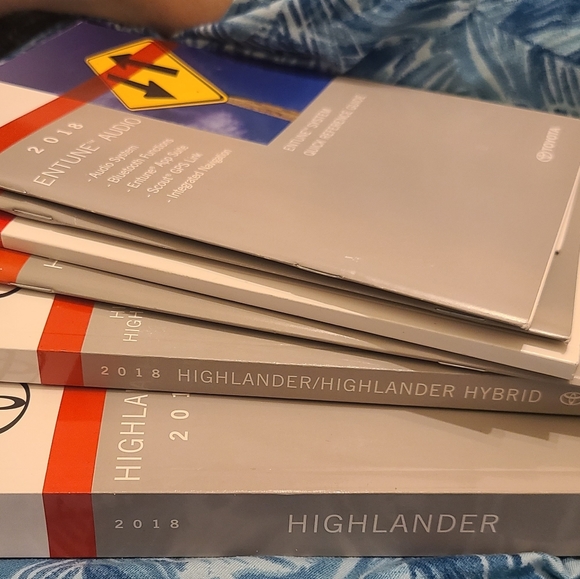 2018 Toyota Highlander Owners Manual Handbook with Case. Set of 5 Books - Picture 3 of 9